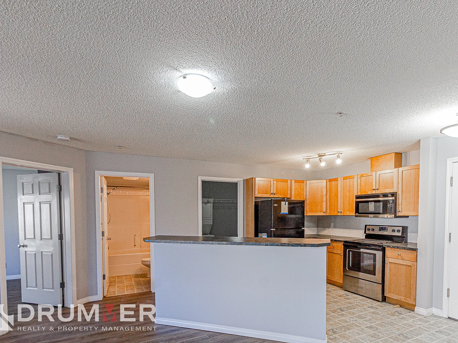 Marda Loop Gem | 2 Bed + Den, 2 Bath | Underground Parking + Utilities Included — Photo 2
