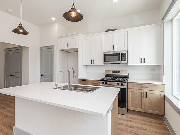 4th image of 704 S 1st St
