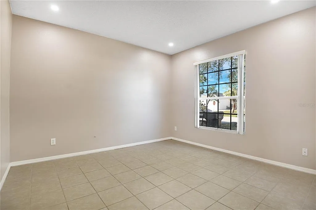 Building Photo - 915 Knollwood Dr