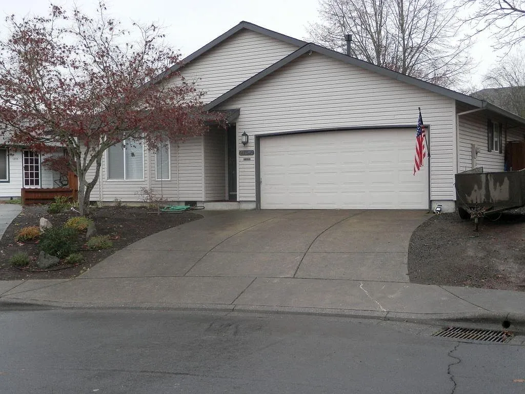 21697 Longacre St photo 1