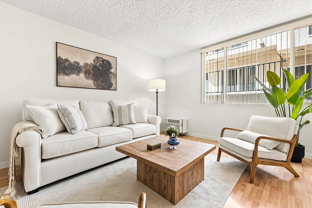 2 bed, 2.0 bath, 884 sqft, $2,475 — Photo 2