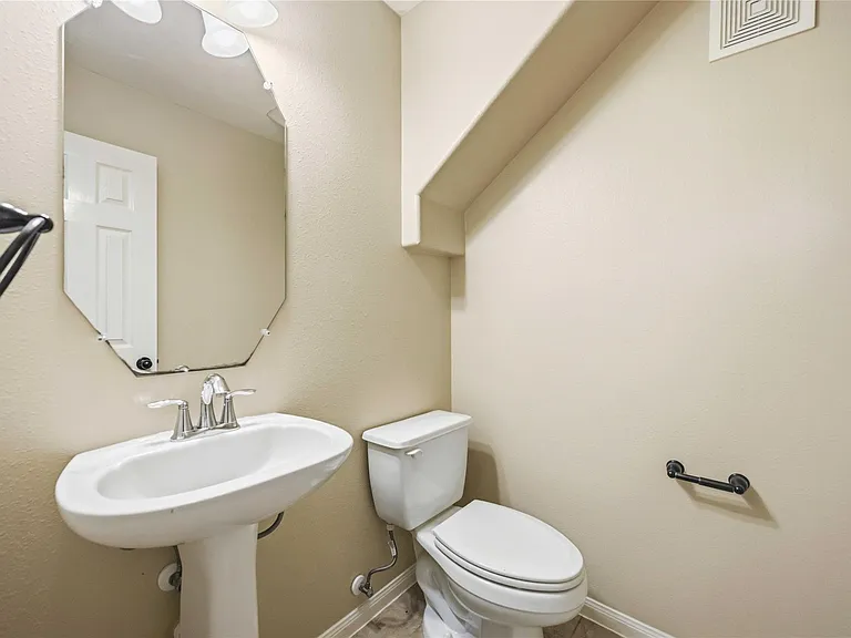 950 Firthwood Dr — Photo 17