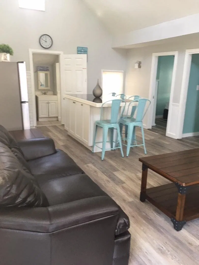 3 bed, 1000 sqft, $1,500 — Photo 2