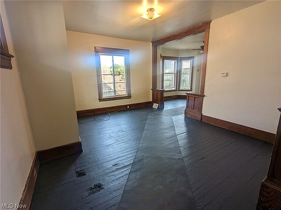 3rd image of 218/220 Burroughs Ct