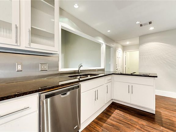 4th image of 1325 Watersedge Dr