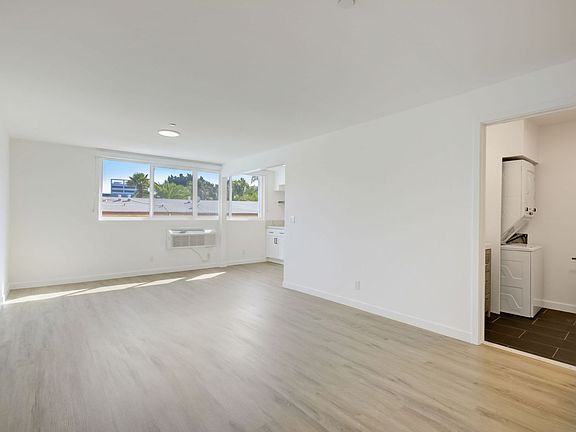 4th image of 7070 Franklin Ave #111