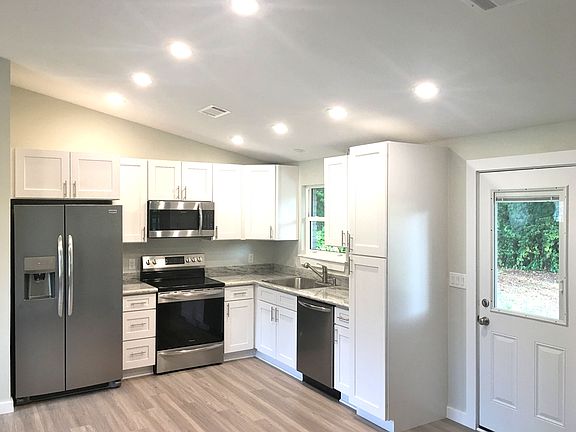 Stainless Appliances/Pantry