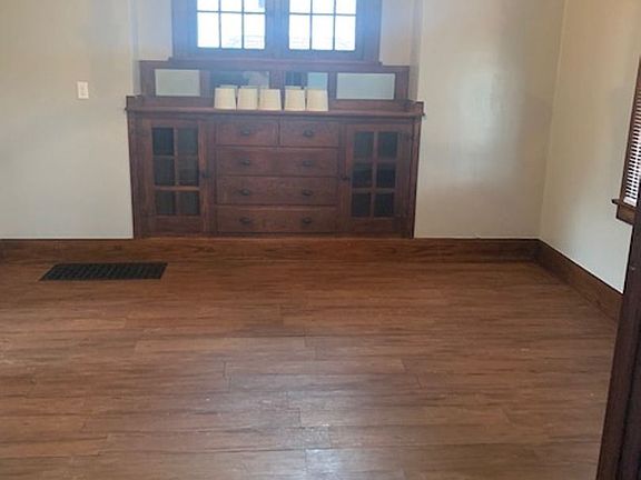 3rd image of 219 E Lucius Ave