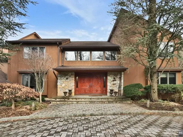 8 Country Club Way, Demarest, NJ 07627