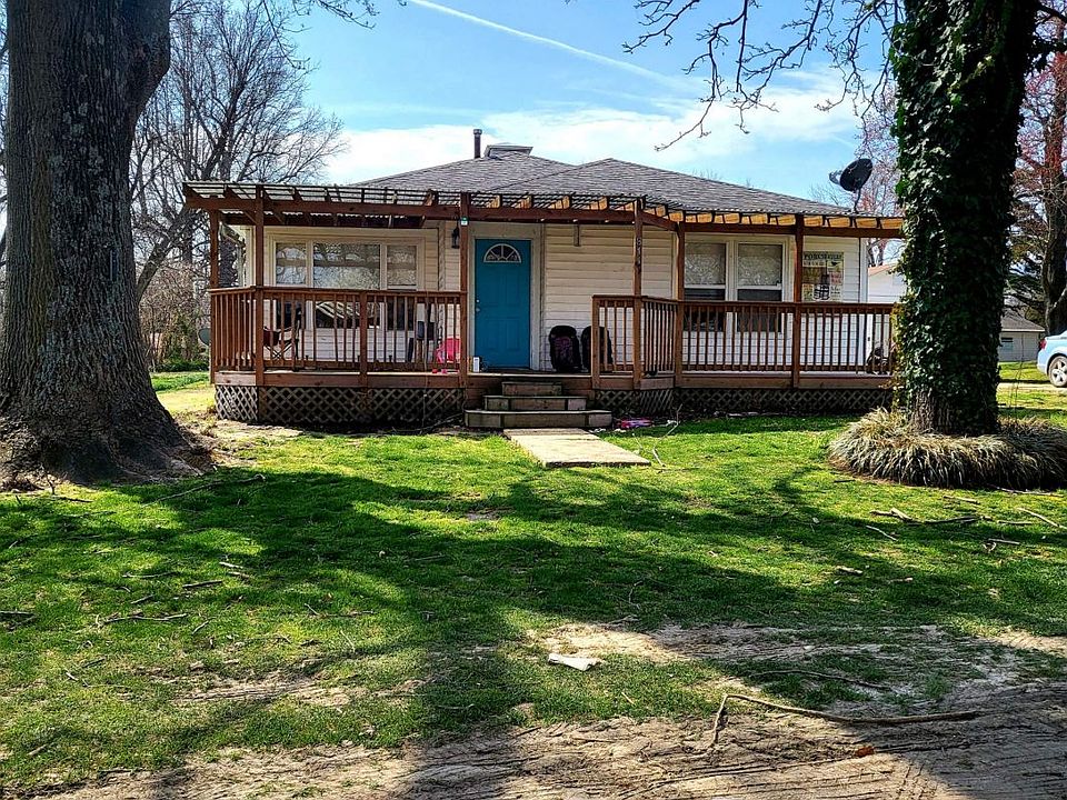 2nd image of 811 Adrian Ave