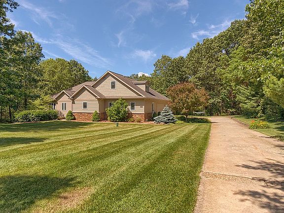 Private street with 3 houses