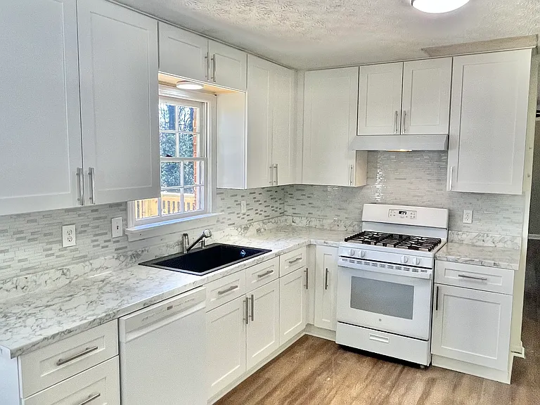 2072 Windsor Ln — Photo 3