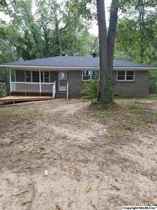 2010 Lake Dr NW, Arab, AL, 35016