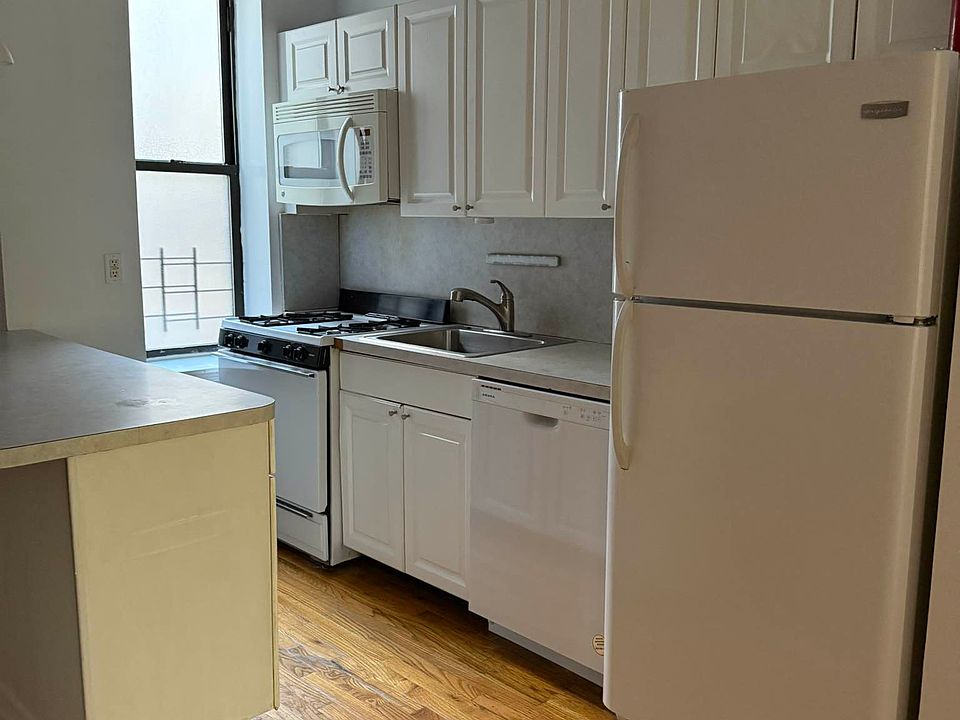 2nd image of 383 Saint Johns Pl APT 2D