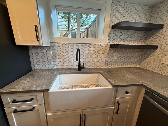5th image of 3029 Zenobia St