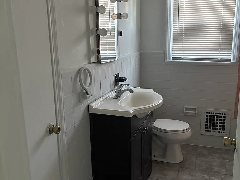2111 E East Ln — Photo 11