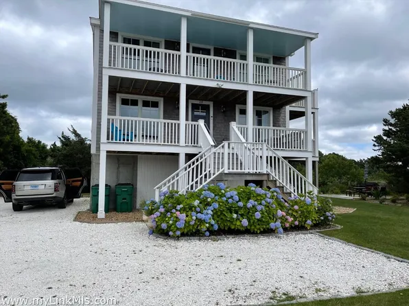 28 Beach Rd, Oak Bluffs, MA 02557