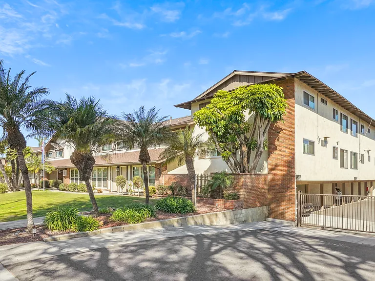 Sierra West Apartments — Photo 11