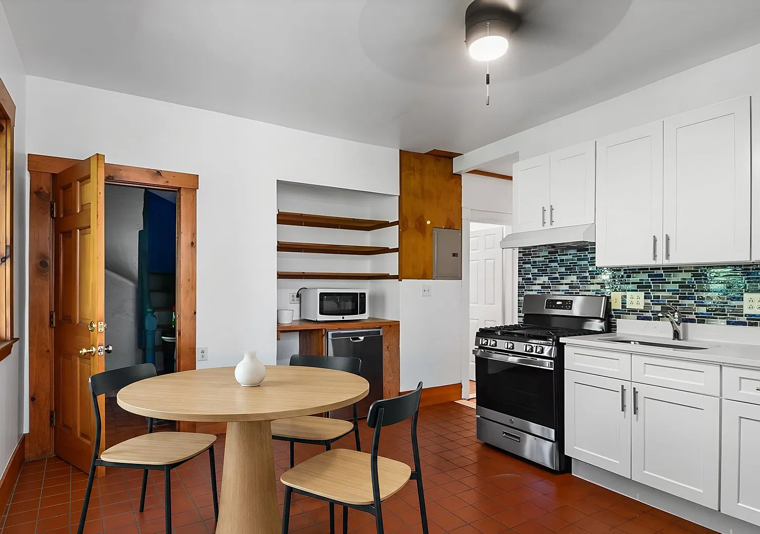 Awesome 4 bed in Mission Hill!! — Photo 2