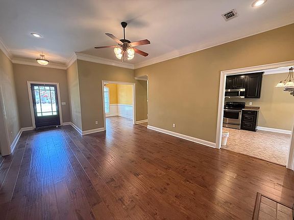 4th image of 910 44th St E
