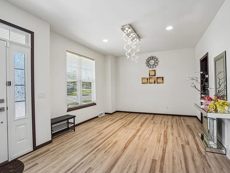 236 Sunshine Ln — Photo 5