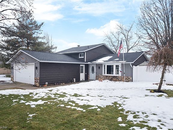 3rd image of 715 Carol Ln