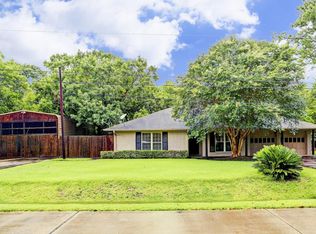 208 Sunnyview Ave, Friendswood, TX 77546