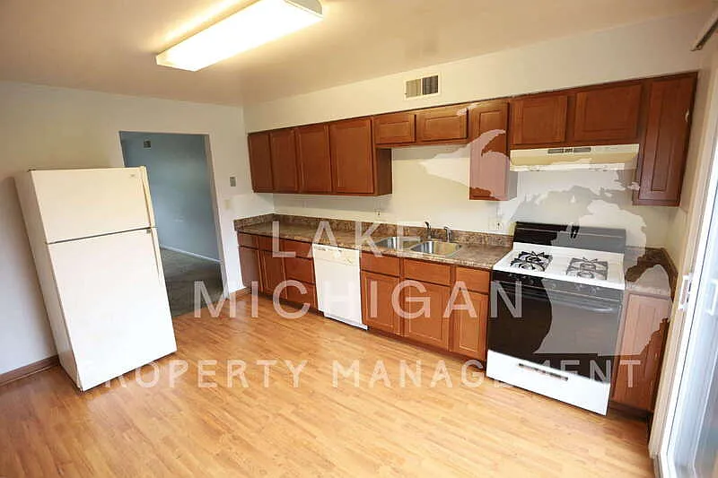 2 bed, 1.0 bath, 800 sqft, $1,295 — Photo 2