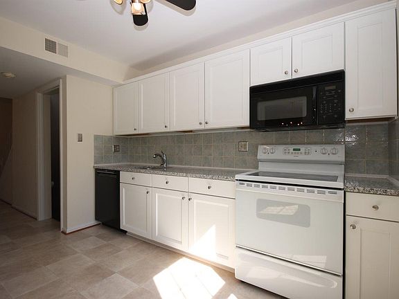 3rd image of 2763 Knollside Ln