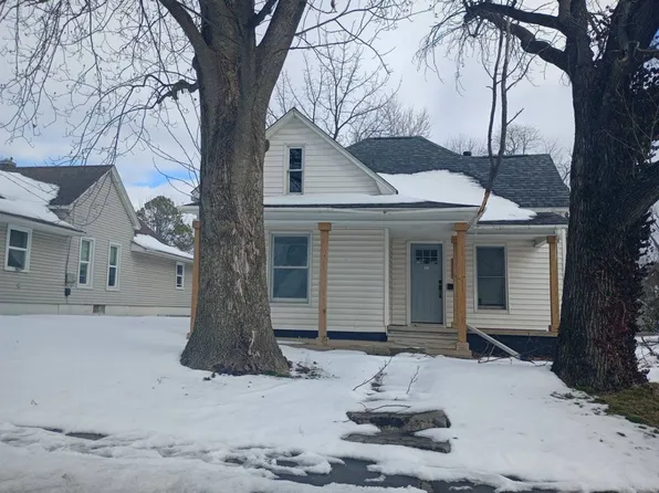 706 N Victor St, Christopher, IL 62822