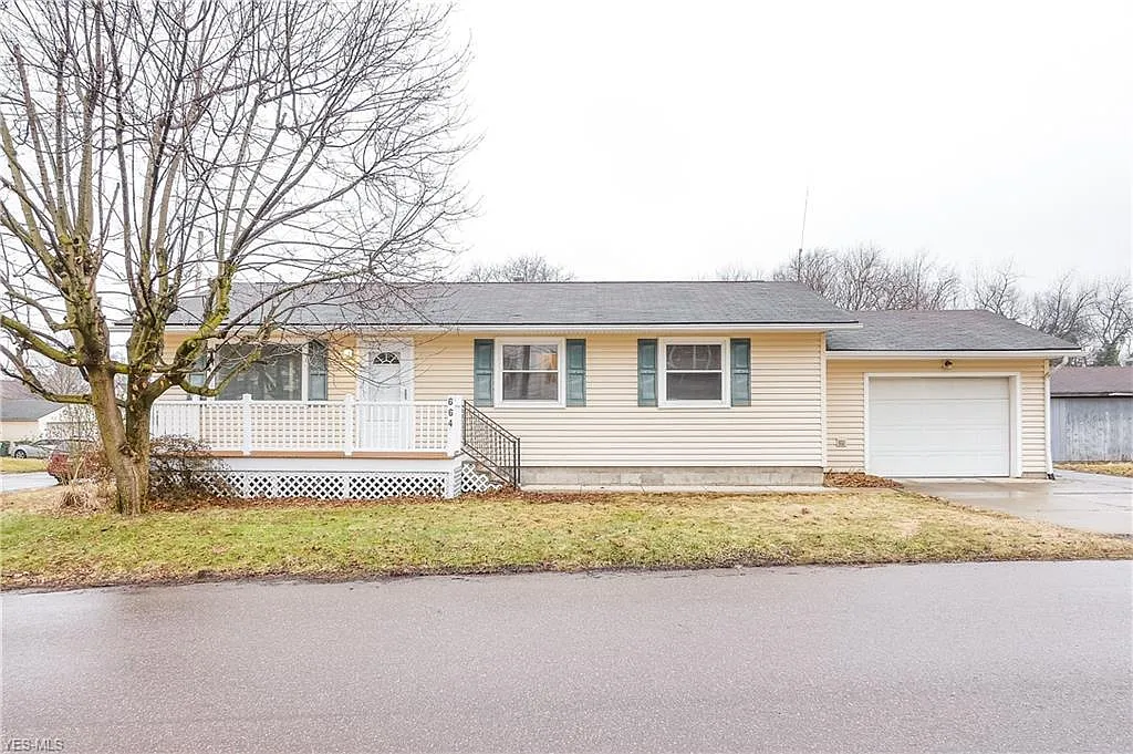 664 Newton St photo 1