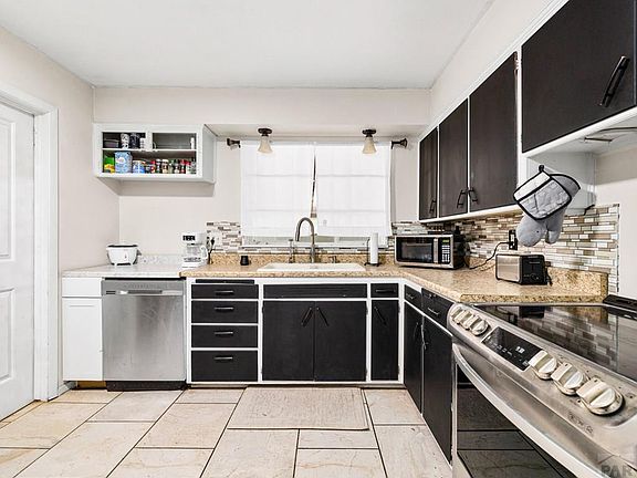 5th image of 18 Dundee Ln