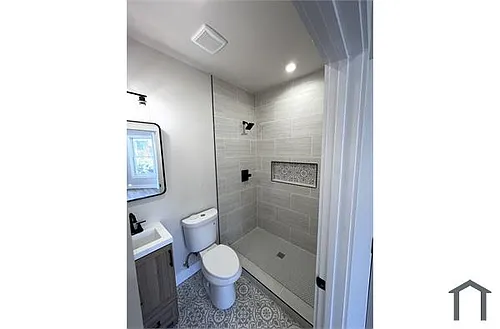 121 W Sharpnack St Photo 1