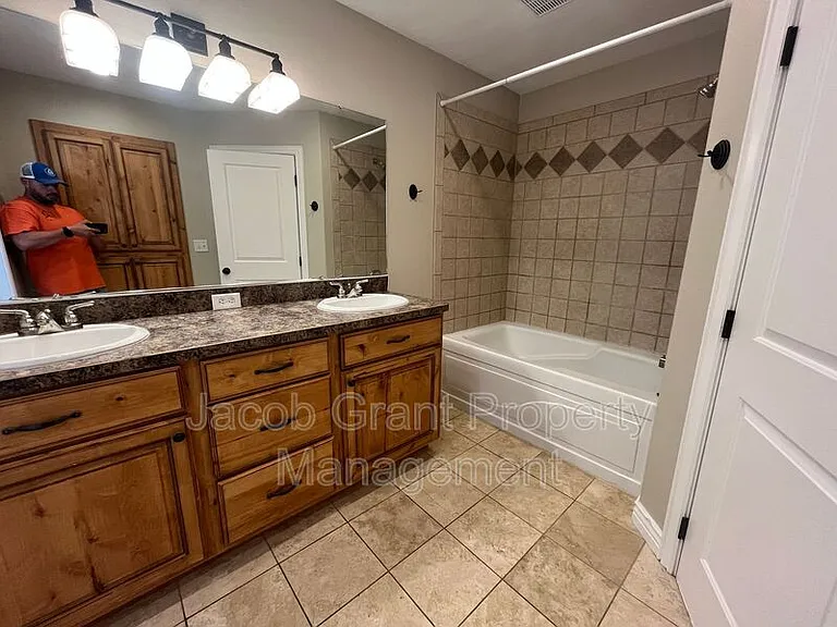 460 Lacosta Dr — Photo 9