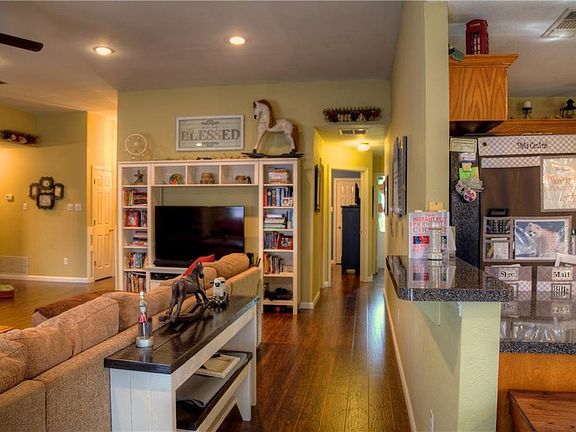 5th image of 809 Willow Ct