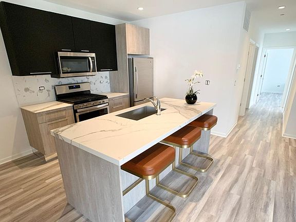 2nd image of 2537 W Fullerton Ave #404