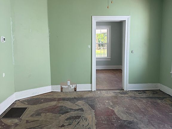 4th image of 102 Bowie St