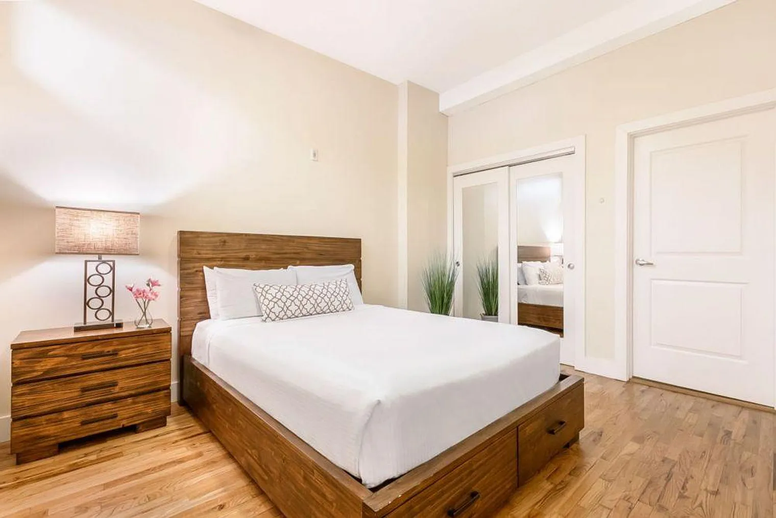 1 bed, 1.0 bath, 645 sqft, $4,876 — Photo 2