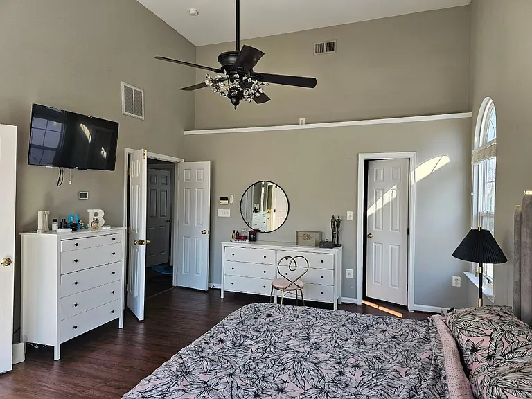 Iris Dr — Photo 20