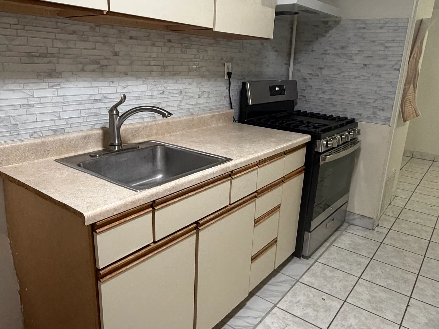 3 bed, 1.5 bath, $2,000 — Photo 4