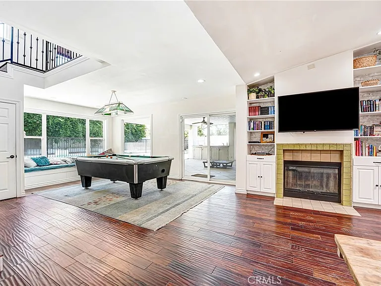 22450 Collins St — Photo 28