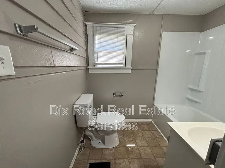 1022 Auburn St — Photo 14