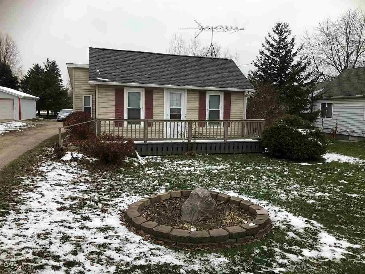 957 Capac Rd photo 1