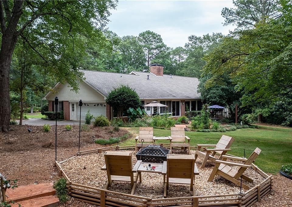 1st image of 205 Lakewood Dr
