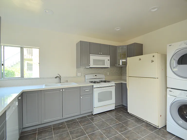 1918B Carmelina Dr — Photo 5