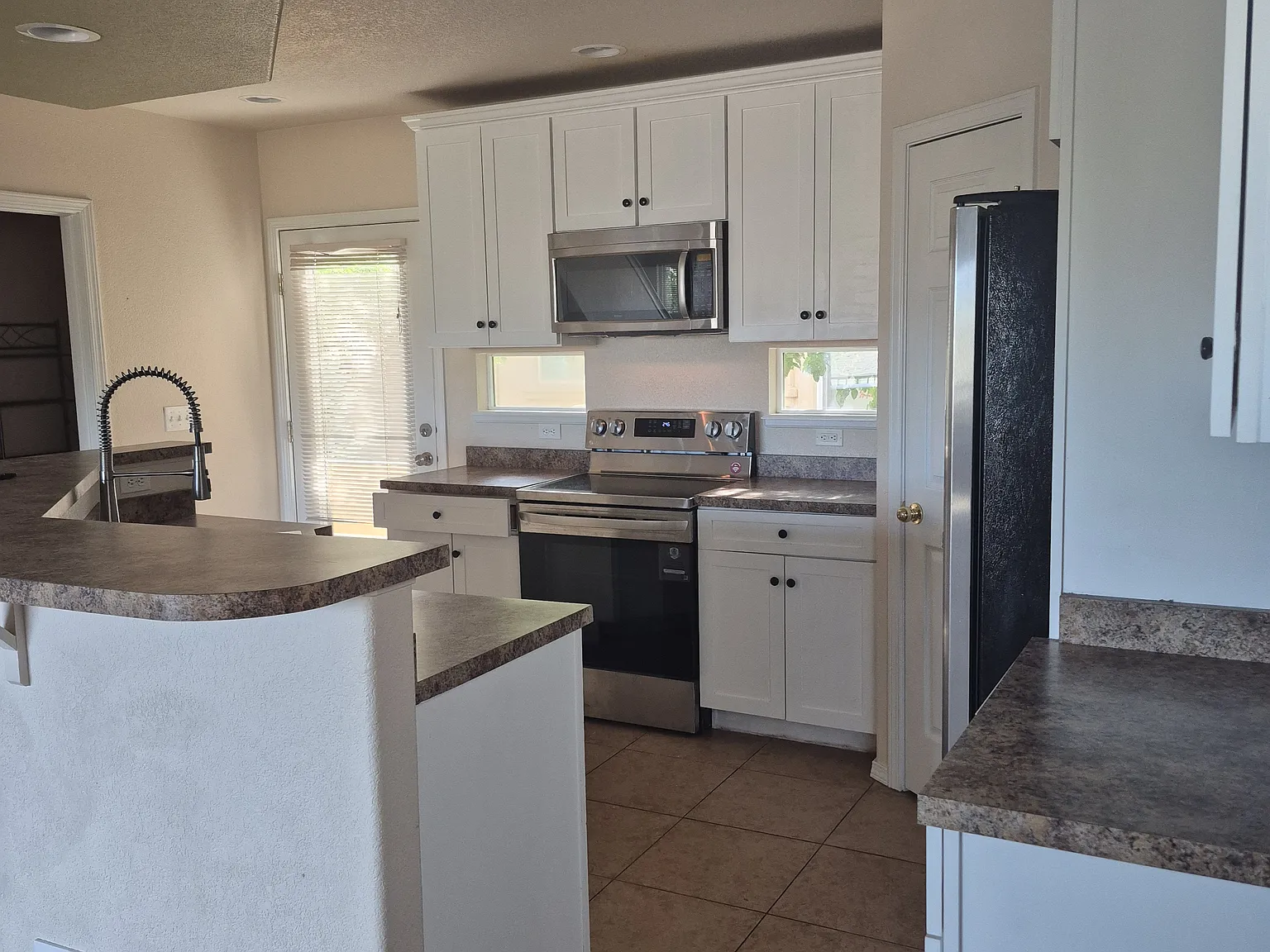 3 bed, 1352 sqft, $2,300 — Photo 4