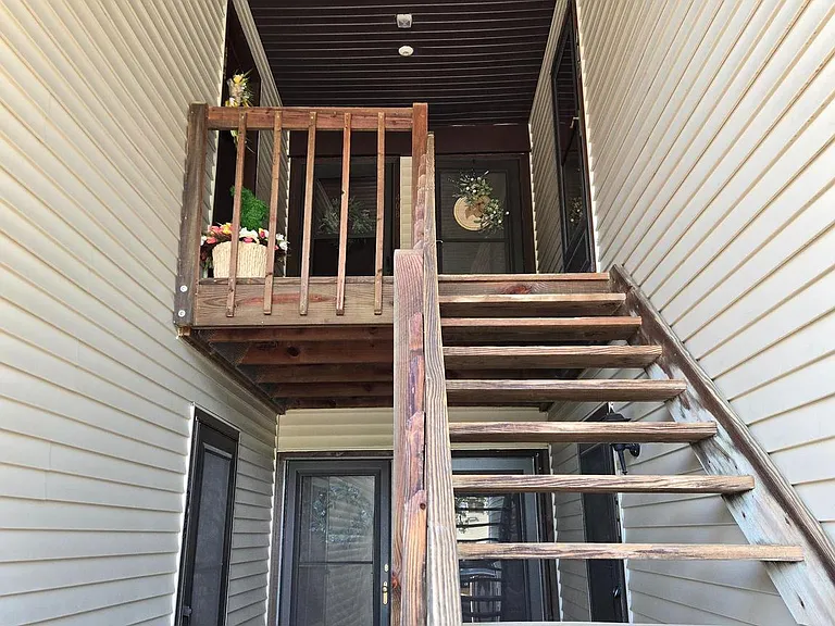 404 Lindsey Ct — Photo 2