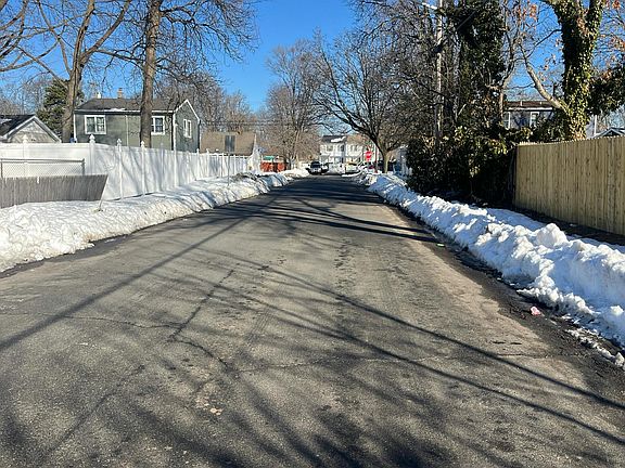 4th image of 32 Hilliard Ave