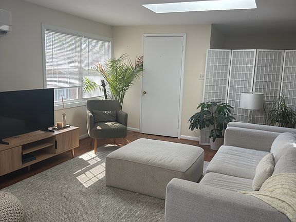 3rd image of 631 Oak St