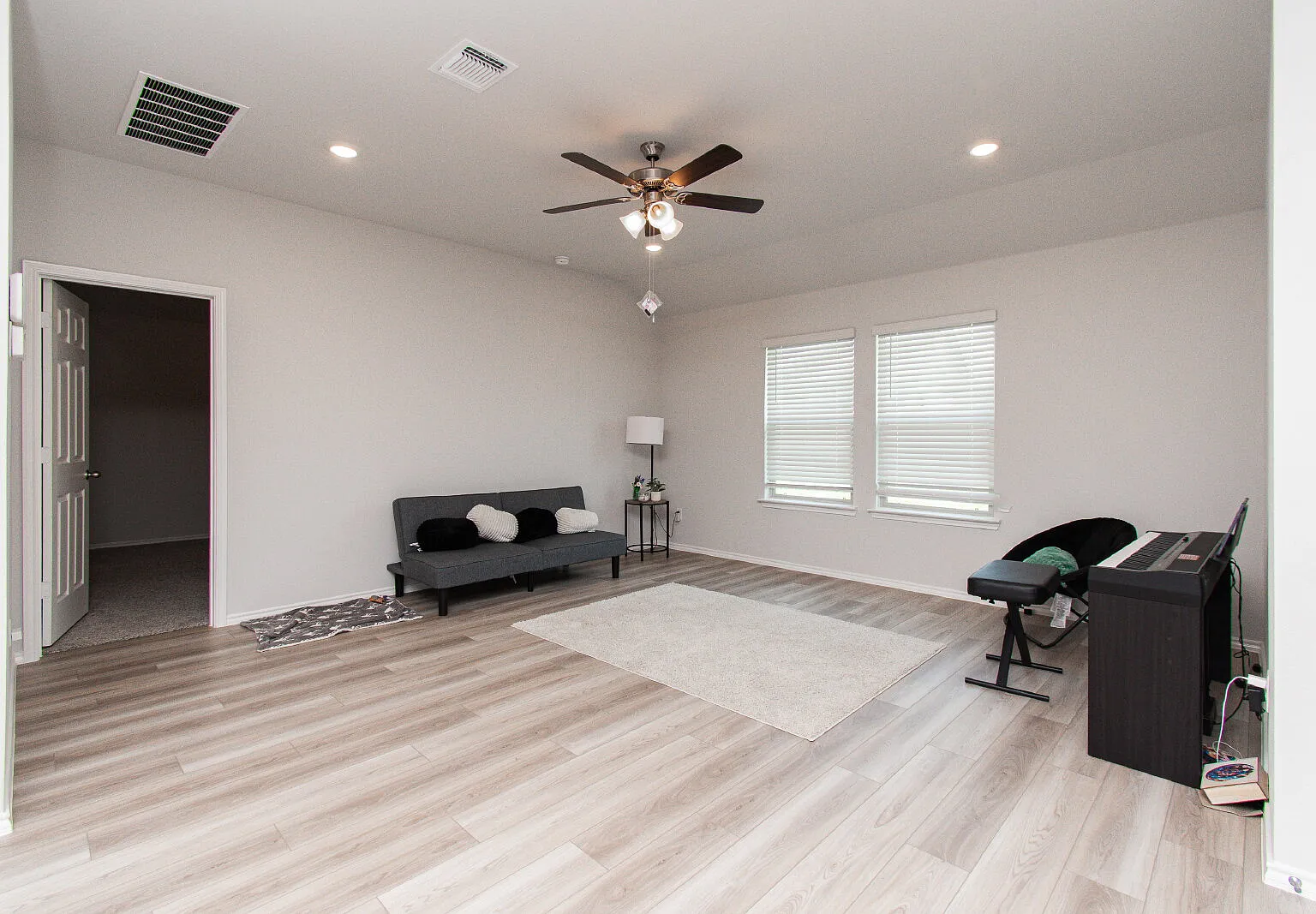 4 bed, 2.0 bath, 1820 sqft, $1,725 — Photo 3